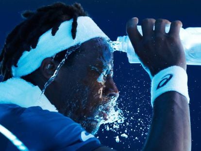 Monfils se refresca durante su partido contra Djokovic.