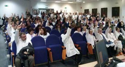 Trabajadores del Hospital General de Valencia durante la asamblea en la que se ha aprobado el encierro.
