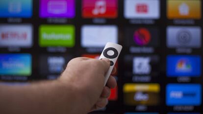 Un hombre navegando por las selecciones de canales de su Apple TV. GETTY IMAGES