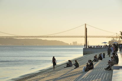 La avenida Ribeira das Naus junto al río Tajo y, al fondo, el puente 25 de Abril de Lisboa.
