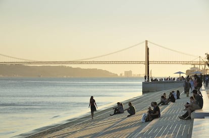 La avenida Ribeira das Naus  junto al río Tajo y, al fondo, el puente 25 de Abril de Lisboa.