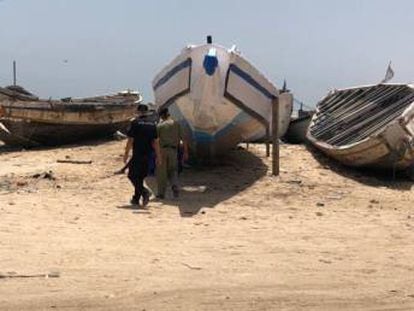 Cayucos en una playa de Mauritania, en una imagen facilitada por el Ministerio del Interior.