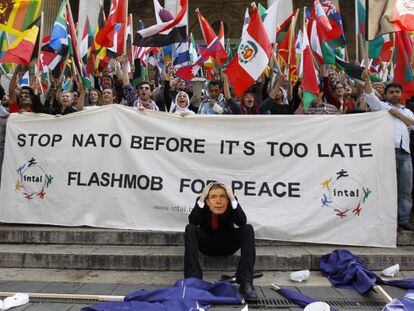 Un activista luce una m&aacute;scara del secretario general de la OTAN, Anders Fogh Rasmussen, durante una protesta contra la cumbre de la OTAN.