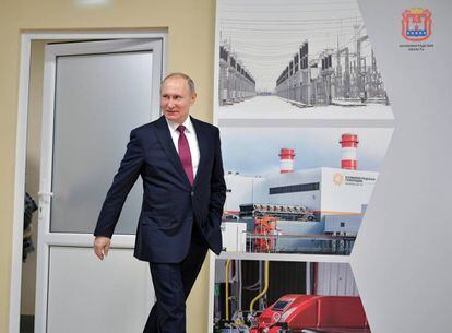 Putin llega a la ceremonia de inauguración de una central térmica de Kaliningrado este viernes.