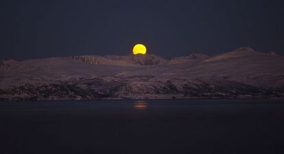 Luna llena en la noche polar.