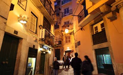 Una calle del barrio de Alfama, en Lisboa.