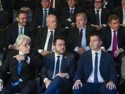 El presidente de la Generalitat, Pere Aragonès, entre el presidente de Foment, Josep Sánchez Llibre, y el ministro de Industria, Héctor Gómez,  durante la entrega los premios de la patronal catalana.