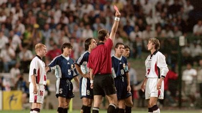 David Beckham siendo expulsado contra Argentina por el árbitro Kim Milton Neilsen.