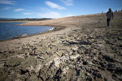 Terreno antes inundado y ahora seco del embalse de Aracena, en Huelva.