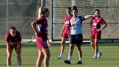 Montse Tomé, el miércoles con cuatro jugadoras de la selección en un entrenamiento en Oliva (Valencia).