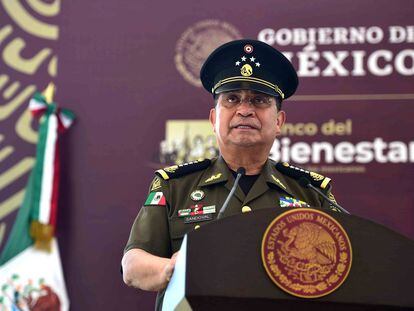 Luis Cresencio Sandoval González, secretario de la Defensa Nacional, en la inauguración de Banco del Bienestar, sucursal Villa Corzo, Chiapas, en julio 2022.