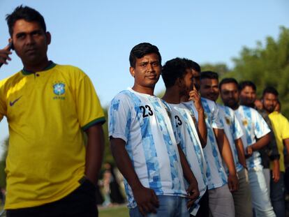 Aficionados en Qatar vestidos con camisetas de Brasil y Argentina, en Doha.