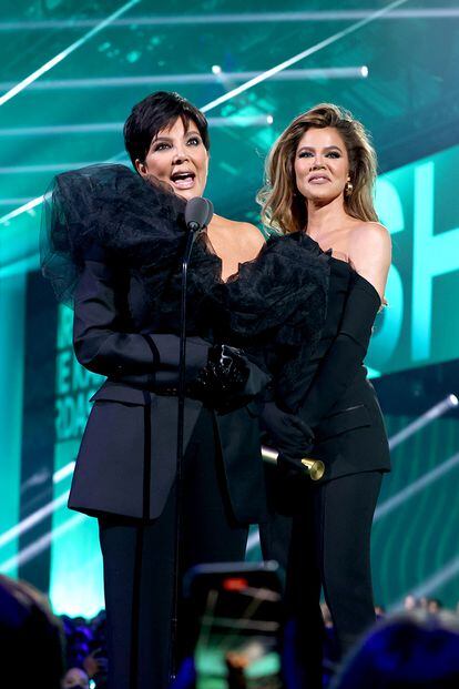 Kris y Khloé Kardashian combinaron conjuntos negros con volantes para recoger el premio de Mejor Reality TV Show para 'The Kardashians'.