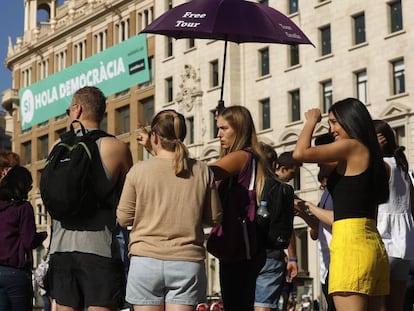 Turistas en la plaza de Catalu&ntilde;a de Barcelona