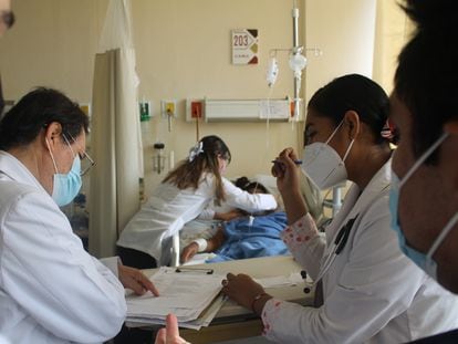 Personal médico atiende a un paciente en un hospital en Oaxaca.
