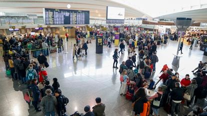 Colas de viajeros este sábado en el aeropuerto de Bilbao.