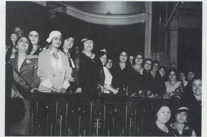 Carmen de Burgos 'Colombine', en el centro de negro y con collar, en una conferencia contra la pena de muerte, en el Ateneo de Madrid en 1931. Imagen publicada en la biografía de la escritora realizada por Concepción Núñez en 2005, editada por la Fundación José Manuel Lara.