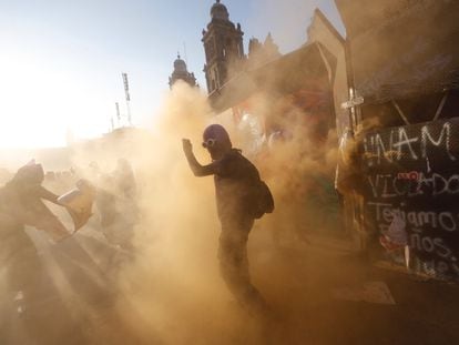 Manifestantes golpean las vallas metálicas levantadas en el Zócalo, este viernes.