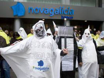 Protestas de los afectados por las participaciones preferentes y subordinadas de Novagalicia Banco. EFE/Archivo