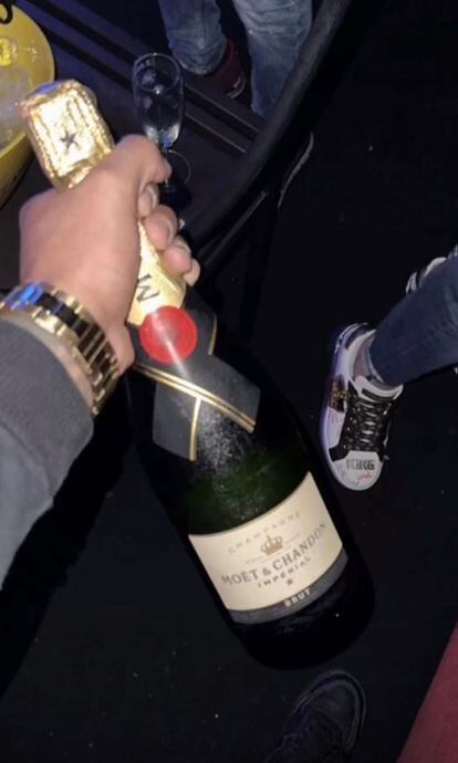 Foto de Instagram en la que R. muestra una botella de champán francés.