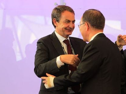 El expresidente Zapatero saluda al secretario general de la ONU durante un acto en R&iacute;o+20.