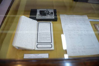 Ejemplar de La mort, de George Bataille, con anotaciones de Pizarnik y una carta de Ocampo.