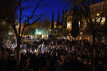 Decenas de ciudadanos participan en las asambleas del movimiento de los indignados #NuitDebout en Marsella este sábado.