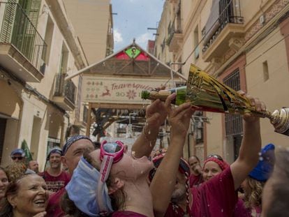 Los vecinos de la Traves&iacute;a de Sant Antoni celebran el premio.