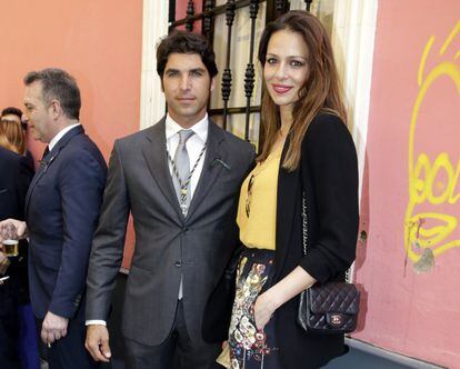 El torero Cayetano Rivera Ordóñez y su mujer, la modelo y presentadora de televisión Eva González, en la Semana Santa de Sevilla este jueves. 