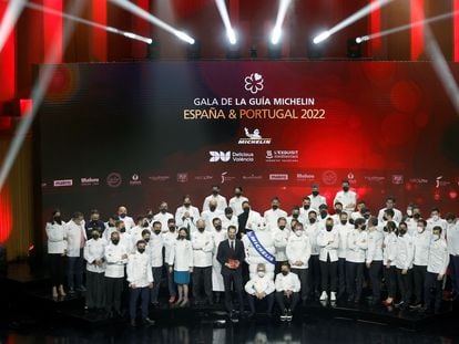 Fotografía de familia con los premiados con estrella tras la gala de la Guía Michelin España y Portugal 2022, celebrada en el Palau de Les Arts de Valencia este martes.
