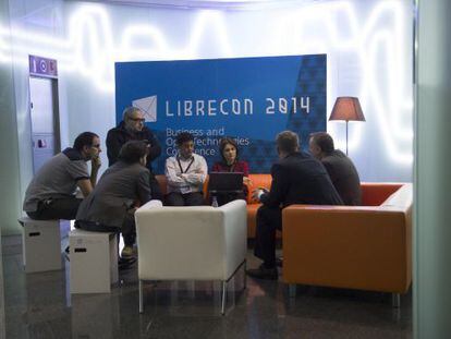Una de las reuniones propiciadas durante el desarrollo de LibreCon.