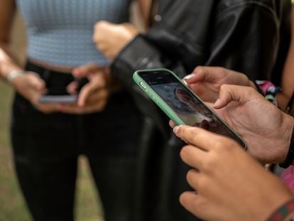 Un grupo de adolescentes con sus móviles, en una imagen de archivo.
