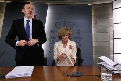 Alfredo Pérez Rubalcaba y Elena Salgado en la rueda de prensa posterior al consejo de ministros.