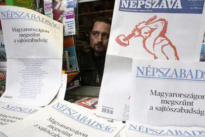 Un quiosco de prensa en Budapest expone las portadas de dos periódicos progresistas que protestan contra la nueva ley sobre medios.