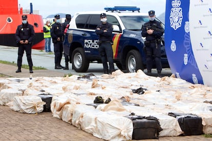 Efectivos policiales incautan cuatro toneladas de cocaína durante una operación contra el narcotráfico, el pasado abril en Vigo.