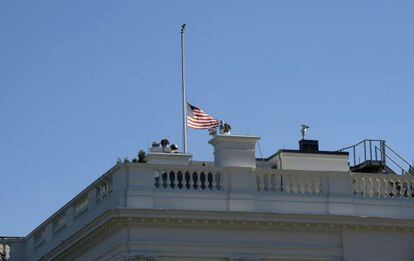 La bandera de Estados Unidos ondea a media asta en la Casa Blanca.