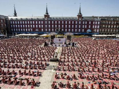 Cientos de personas asisten a la clase de yoga impartida el 30 de mayo de 2019 en la plaza Mayor de Madrid.