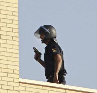 Un agente de la policía en la azotea del edificio.