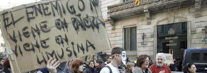 Concentraci&oacute;n en Barcelona exigiendo el cierre de los centros de internamiento de extranjeros.  