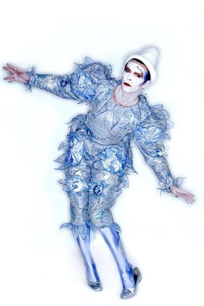 Bowie y Natasha Korniloff se conocieron en 1967 durante la gira “Pierrot in Turquoise” de la troupe liderada por el mimo Lindsay Kemp, que les llevó por toda Gran Bretaña en una furgoneta que conducía la diseñadora rusa, la única del grupo que tenía permiso de conducir. Poco más de una década después, Korniloff crearía el icónico traje de arlequín sideral del vídeo Ashes to ashes, tomando como inspiración diseños teatrales del siglo XVII.