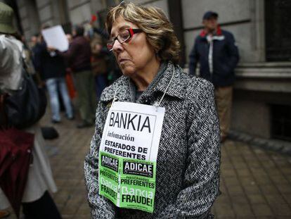 Una afectada por las preferentes de Bankia se manifestaba delate de la Audiencia en febrero.