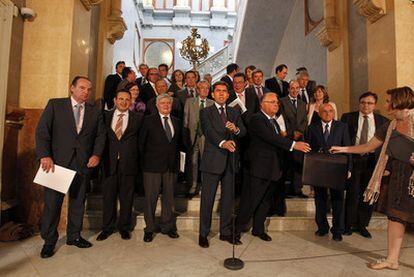 Vicente Rambla y Juan Cotino, ayer, con promotores, constructores y presidentes de patronales y cámaras de comercio.