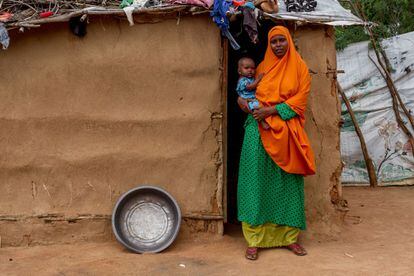 Adar, somalí de 28 años, llego a Dadaab cuando tenía cuatro. Sus padres eran pastores nómadas y unos bandidos robaron todo el ganado, así que se quedaron sin medios de subsistencia. La inseguridad y el hambre son dos de las principales razones por las que los ocupantes de este campo, el mayor del mundo, decidieron refugiarse en él.