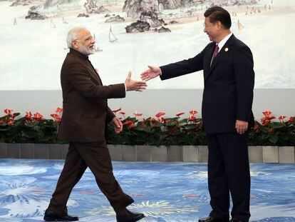 El primer ministro indio, Narendra Modi, saluda al presidente chino Xi Jinping el 4 de septiembre de 2017 en Xiamen, China.