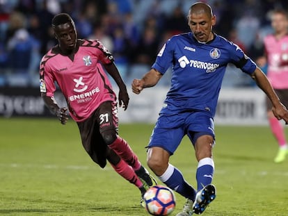 El Cata D&iacute;az pasa ante Amath, del Tenerife.