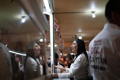 Gisela Gaytán durante el recorrido por el Mercado Morelos.