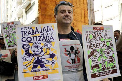 Uno de los participantes en la manifestaci&oacute;n celebrada en Valencia bajo el lema &quot;Contra la pobreza salarial y social. Trabajo y derechos&quot;.