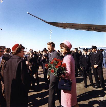 John F. Kennedy junto a la primera dama Jacqueline Kennedy a su llegada al aeropuerto de Dallas, Texas (EE UU), el 22 de noviembre de 1963, horas antes de ser asesinado.