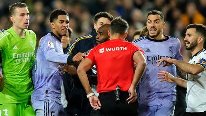 Los jugadores del Madrid protestan al árbitro el gol anulado.