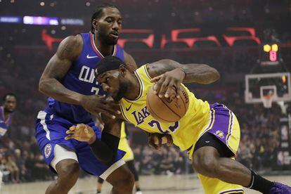 LeBron y Leonard en el derbi Lakers-Clippers.